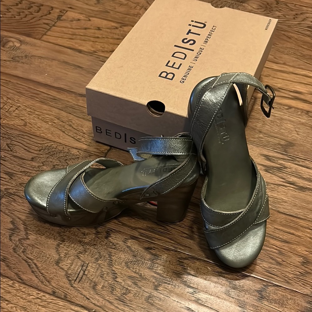 Bed Stu Women's Metallic Sandals